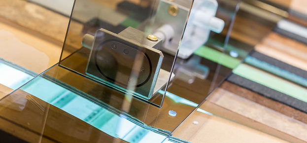 Bild verkleben_von_glas